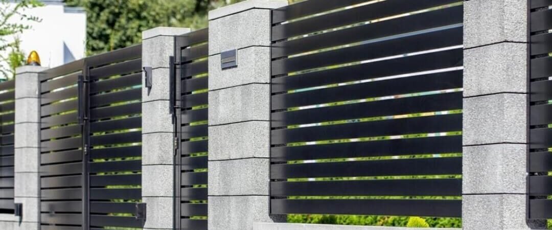 Montaż ogrodzenia na granicy działki: co warto ustalić wcześniej?